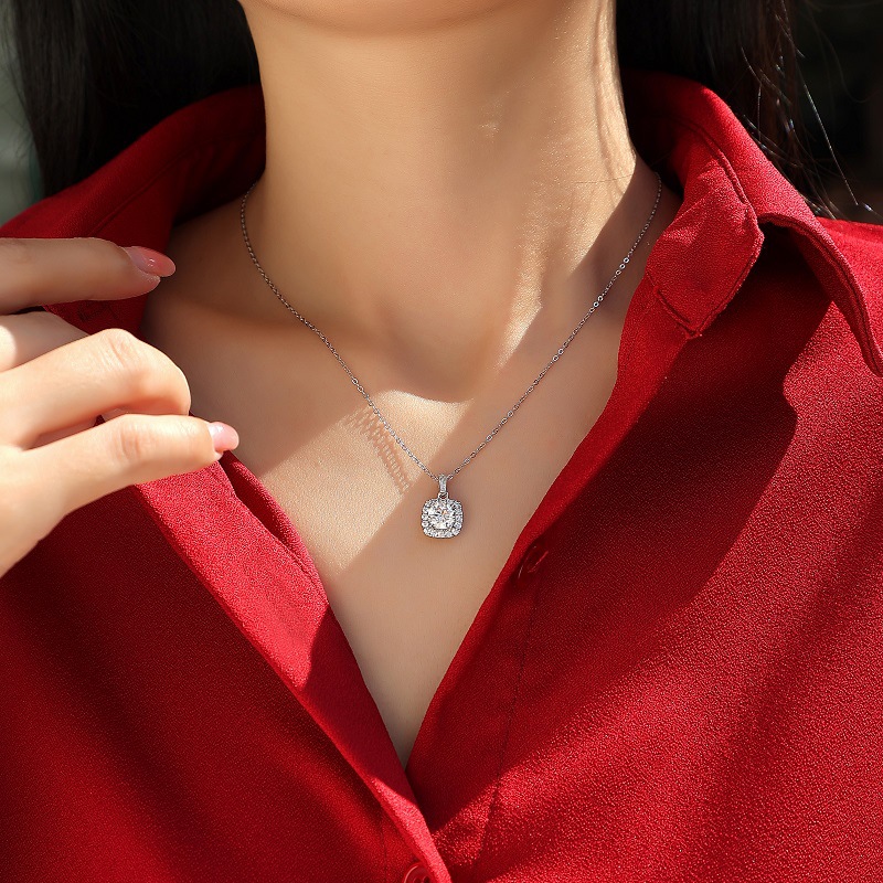 New Live Broadcast Hot Sale 925 Silver Moissanite Sugar Cube Necklace for Women, Niche Style, Elegant Clavicle Chain, European and American Necklace In Stock