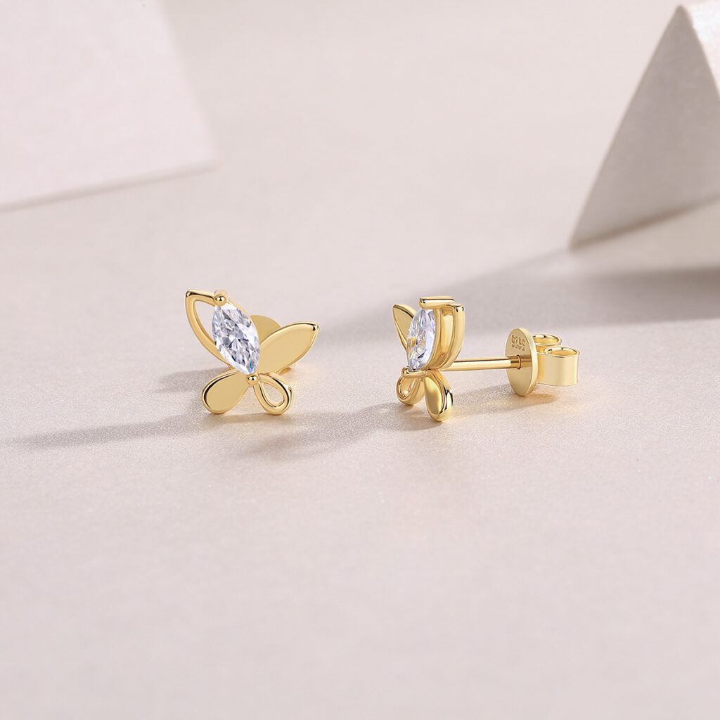 Charming cute personality style earrings with a sense of luxury and elegance, simple style flower 925 silver moissanite stud earrings wholesale