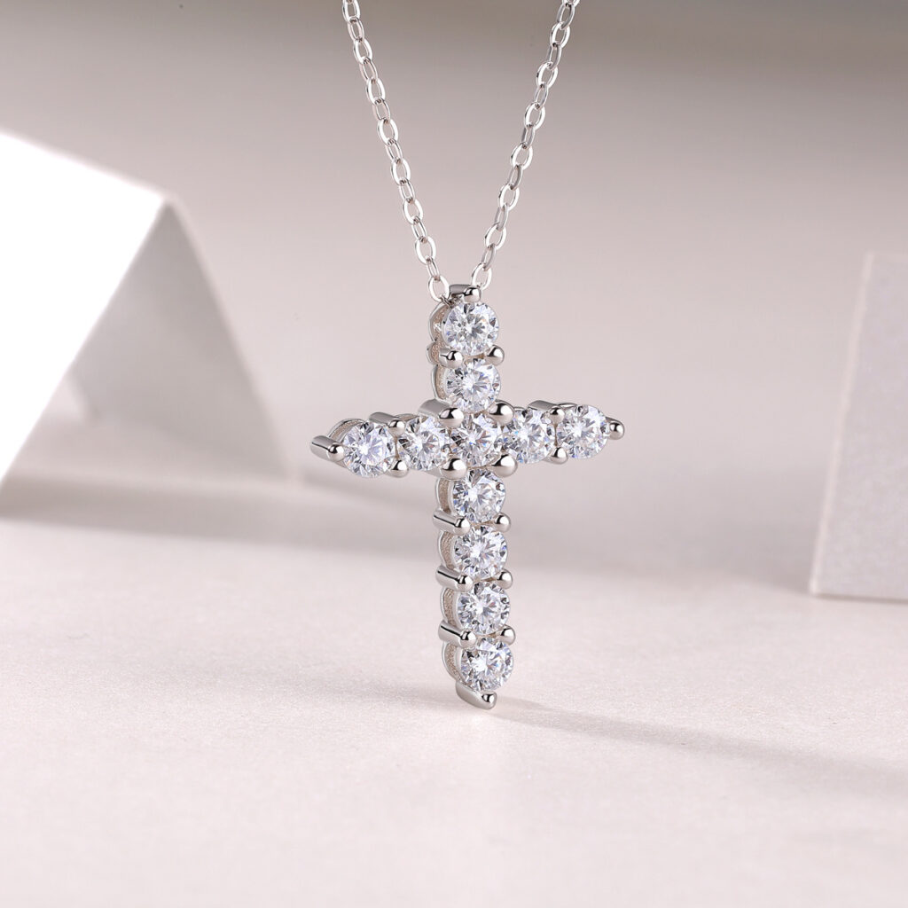 Fashionable and elegant light luxury S925 silver faith necklace for women, non-fading, cross Moissanite clavicle chain wholesale