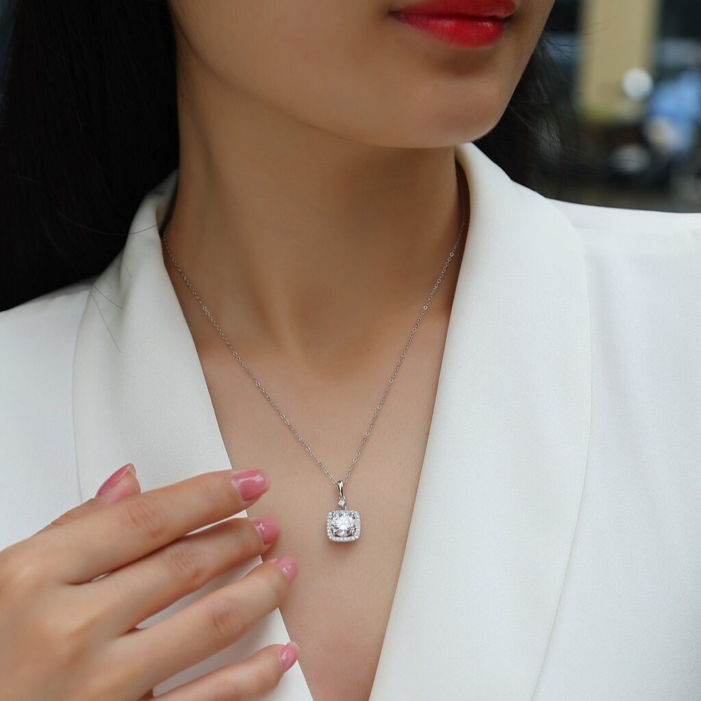 S925 silver necklace 2 carat Moissanite new pendant with chain silver jewelry gold-plated clavicle chain Panyu factory